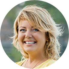 A portrait representing Mrs. L.B., a patient of Dan Nguyen Ophthalmologist, who underwent cataract eye surgery